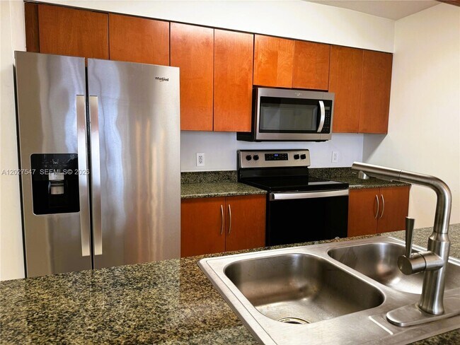 Building Photo - 1200 Brickell Bay Dr
