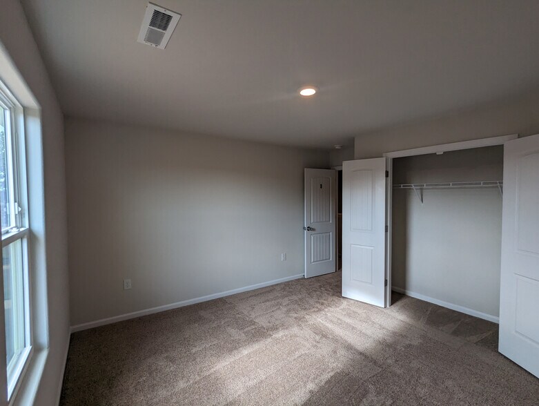 Building Photo - Room in House on Nia Rd