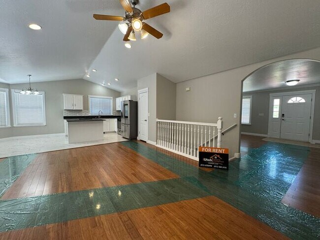 Building Photo - 5 bdrm 3 bth Home 2 Car Garage- Solar Pane...
