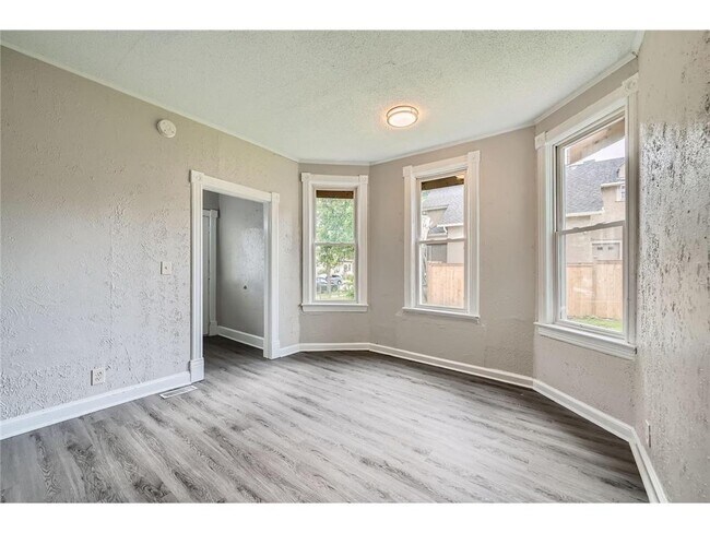 Building Photo - 911 Sims Ave