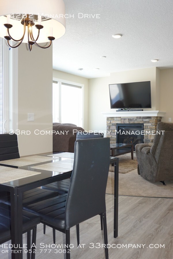 Building Photo - Easy Living, One-Level Woodbury Villa!