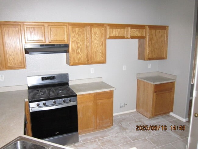 Building Photo - Beautiful 4 Bedroom Single Story House w/ ...