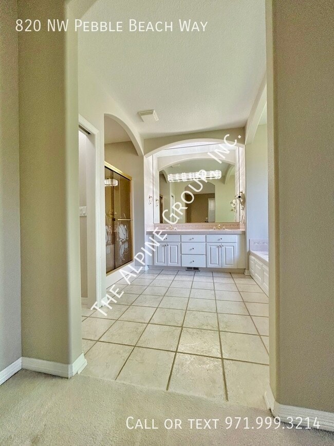 Building Photo - 820 NW Pebble Beach Way