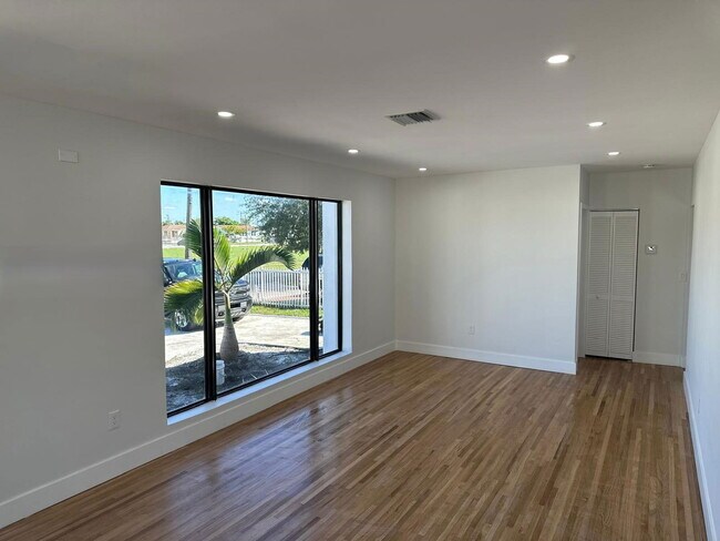 Building Photo - 170 W 58th St