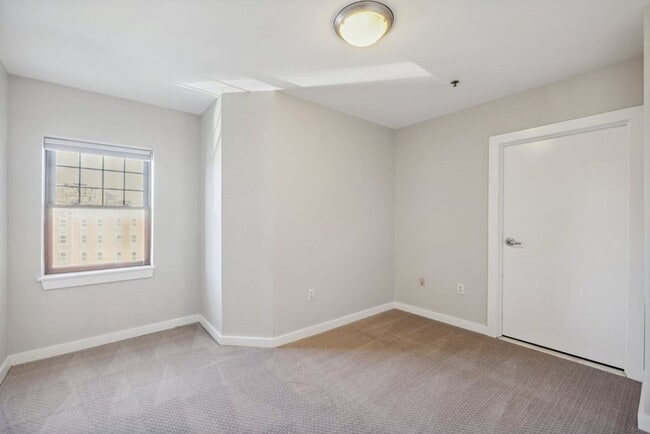 Building Photo - Charming 2 Bedroom-No Broker Fee