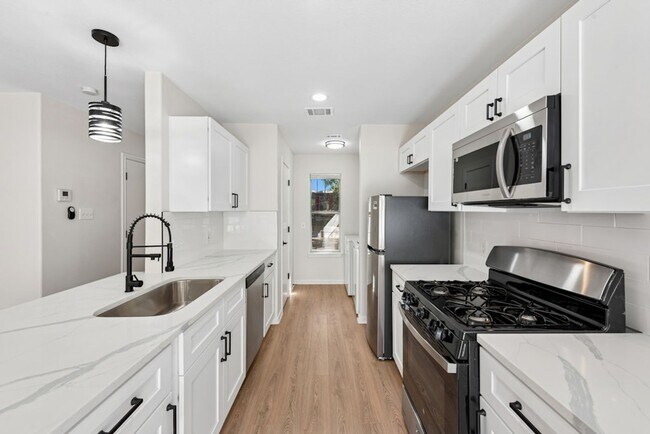 Building Photo - Newly Remodeled Duplex Great Location!