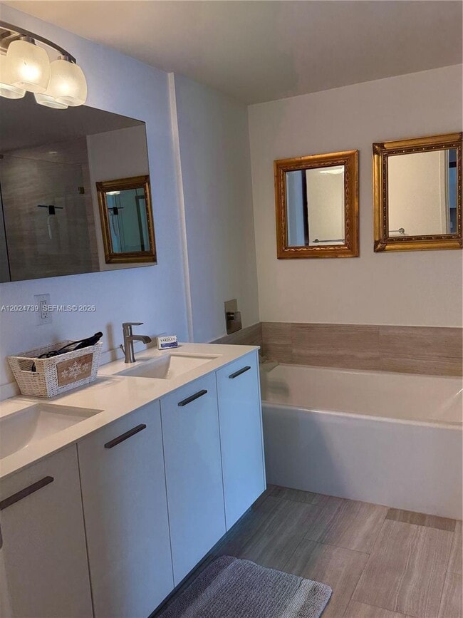 Building Photo - 1300 Brickell Bay Dr