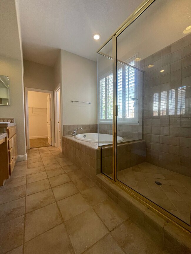 Building Photo - Stunning 4-Bedroom Home in Prime Folsom Location