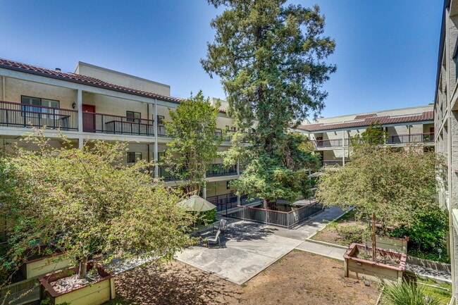 Building Photo - Large, Comfy 2BR, 2BA Condo with Convenient Location