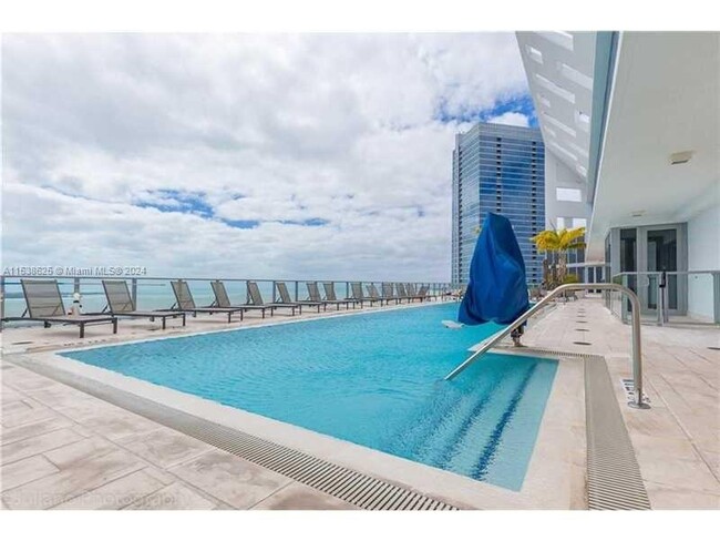 Building Photo - 1300 Brickell Bay Dr