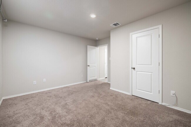 Building Photo - "Charming 4-Bedroom Haven in Schertz - Spacious 1690 Sq Ft with 2 Full Baths!"