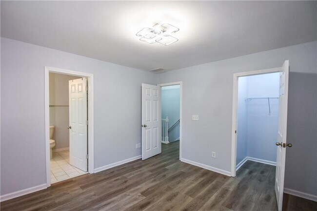 Building Photo - 2201 Landing Walk Dr