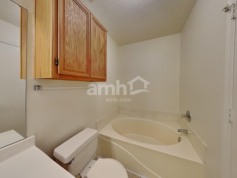 Building Photo - 10236 Westward Dr