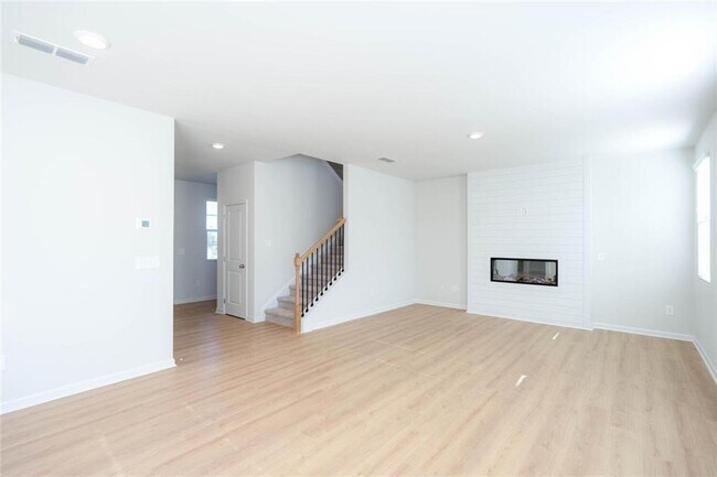 Building Photo - 242 Lookout Dr