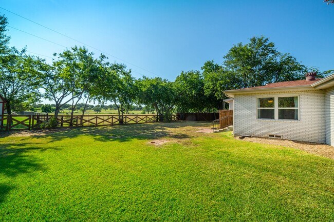 Building Photo - 3 Bedroom 2 Bath 2 Car Garage - Backs Up To A Nice Farm