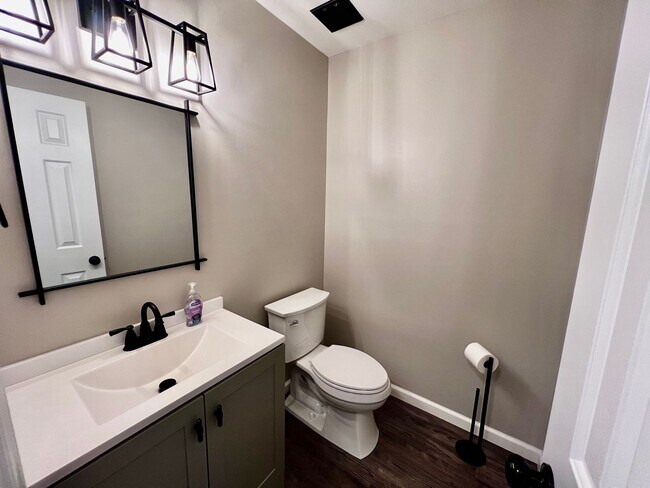 Building Photo - Charming Home in Ocean Lakes Community