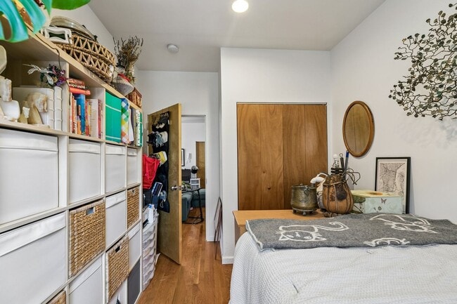 Building Photo - Well-maintained 2-bedroom, 1-bath bi-level apartment | Washington Square West