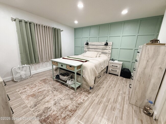 Building Photo - 1046 W Samms Ave