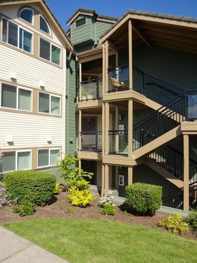 Building Photo - Gold Pointe condo!  2 Bed, 2 Bath Condo w/2 parking spaces, MOVE IN SPECIAL - Available NOW!