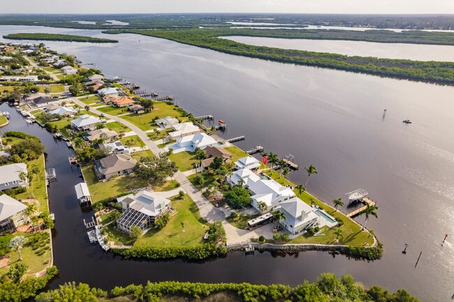 Building Photo - Guest house on the Peace River