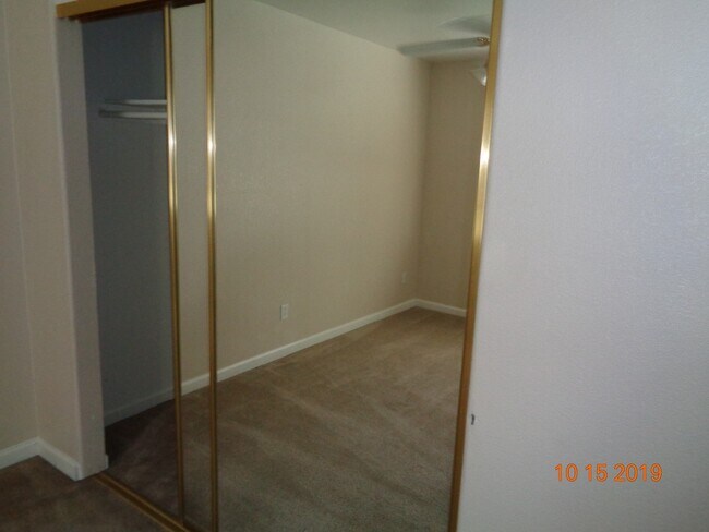 Building Photo - 2 Bedroom, 1 Bath Apartment in Gated Community Available Now!