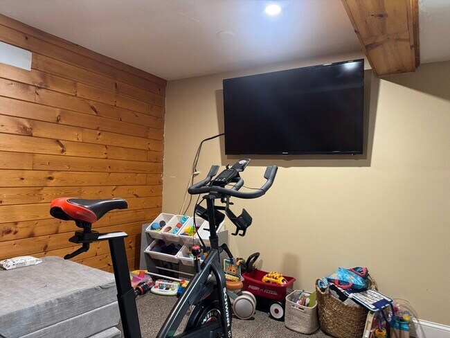 Building Photo - 909 Pleasant St