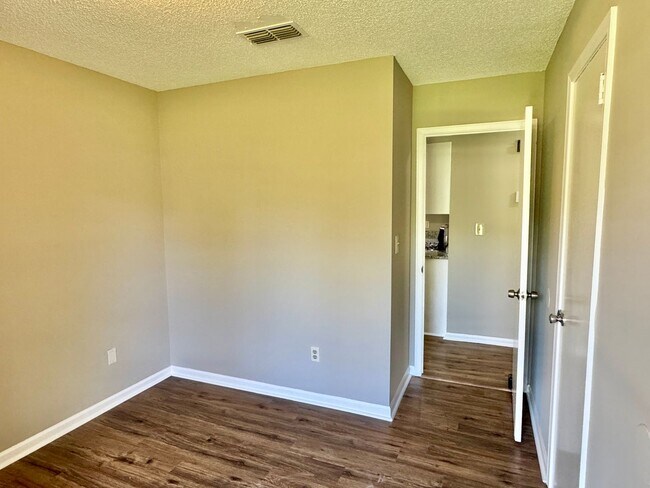 Building Photo - Modern 3-Bedroom Beauty