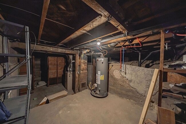 Building Photo - 3 bed 1 bath home recently renovated.