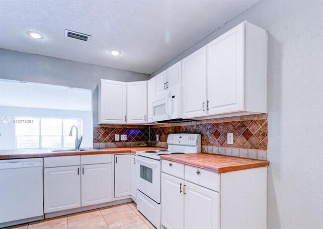 Building Photo - 7435 Woodmont Ter