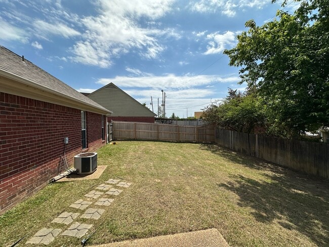 Building Photo - Bright open 3BR/2ba with bonus, 1900 sq feet!  Pets are owner's approval, fees apply.