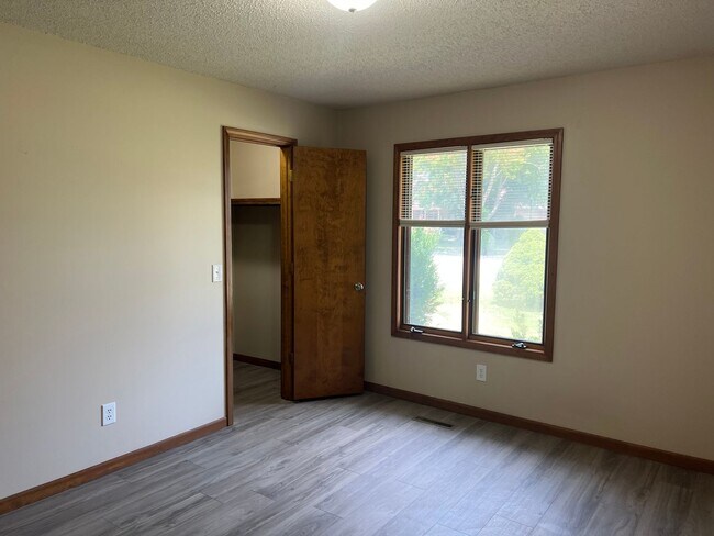 Building Photo - 3 Bed / 2 Bath in south Central Springfield