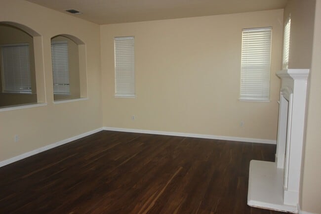 Building Photo - Spacious Home in SW Santa Rosa