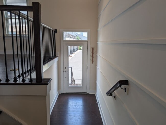 Building Photo - Georgeous townhome located in the Central ...