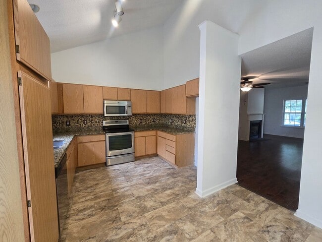 Building Photo - Super Cute Renovated End-Unit Loft Townhome in Arbor Creek!