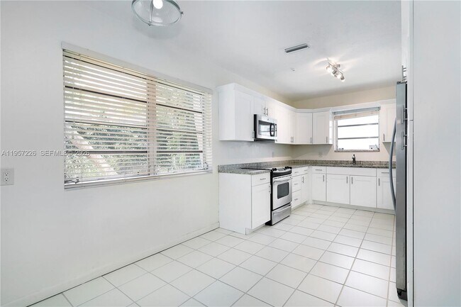 Building Photo - 5610 San Vicente St