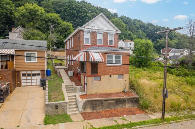 Building Photo - Stunning 3 bed, 2.5 bath home in McKees Rocks available October 1!