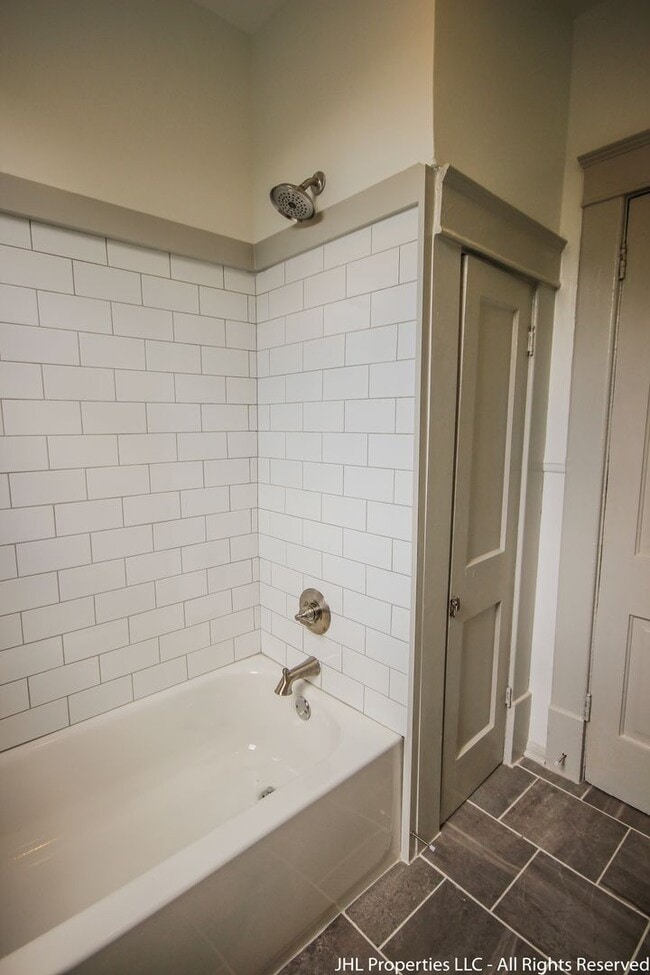 Building Photo - Updated 2 Bedroom 1 Bathroom in Downtown C...