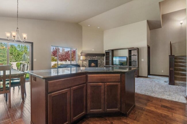 Building Photo - 6683 N Madellaine Dr