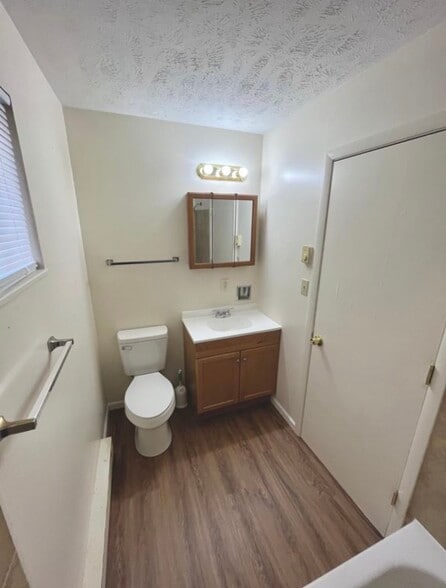 Building Photo - 400 W 7th St