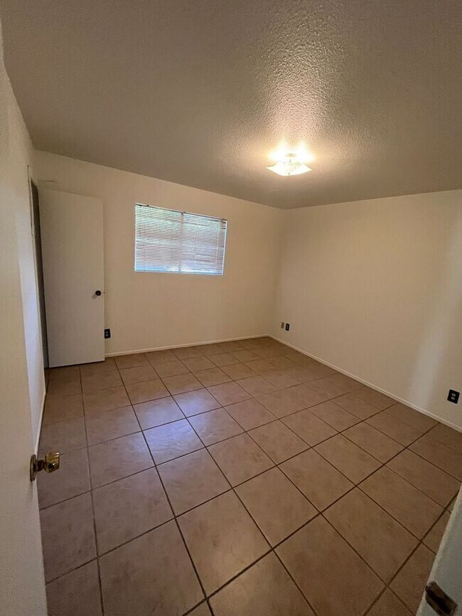 Building Photo - COMING SOON! 3 Bedroom/ 2 Bath with Conven...