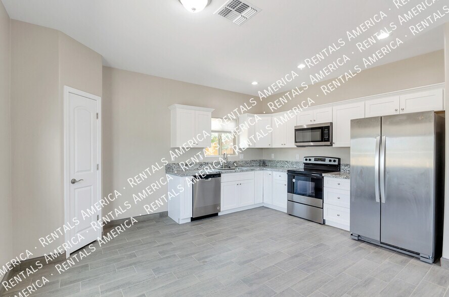 Building Photo - 820 E 35th St