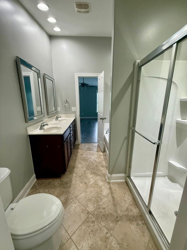 Building Photo - Two bedroom, 2.5 bath condo townhome in Bu...