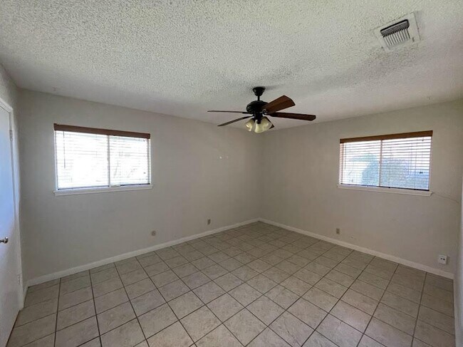Building Photo - 2206 Kenbridge Dr
