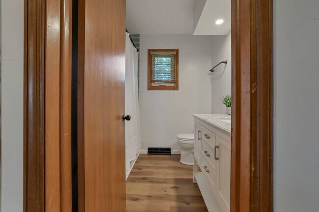Building Photo - 3695 Montclair Dr