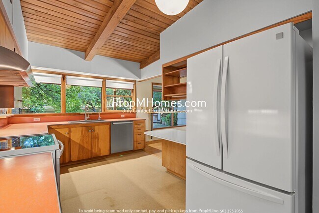 Building Photo - 2 Bedroom Mid Century Modern Home with Total Privacy!