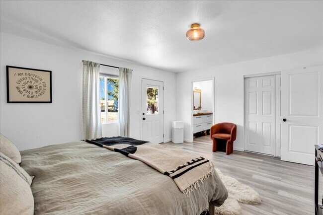 Building Photo - Stunning 3 Bedroom 2 Bathroom Home in Yucc...