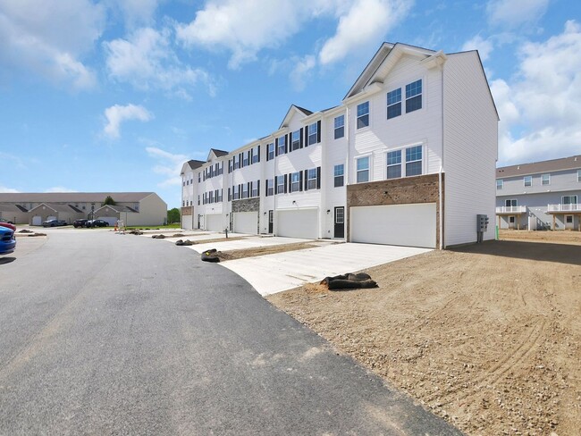 Building Photo - Modern 3 Bed, 2.5 Bath Condo – Spacious, S...