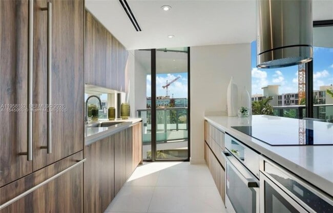 Building Photo - 9901 W Bay Harbor Dr