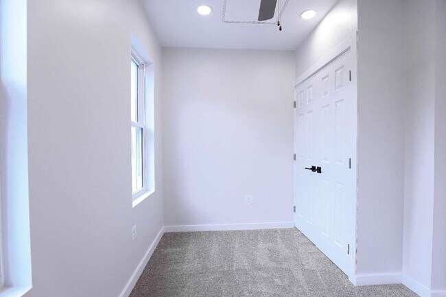 Building Photo - 2039 Rosedale St NE