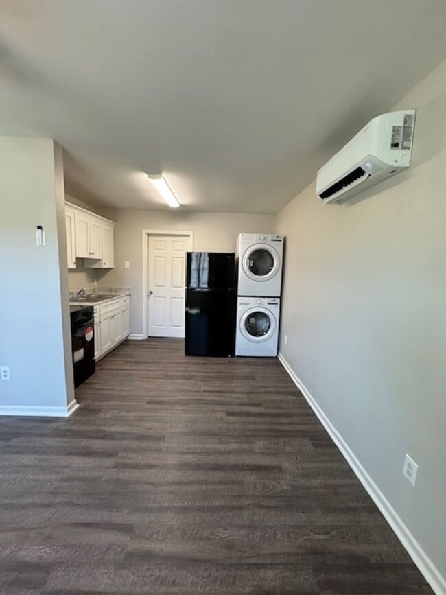 Building Photo - End Unit of Tri-Plex - in downtown Greer - 1 BD, 1 full BA, Nice Size Den, Kitchen with new appli...